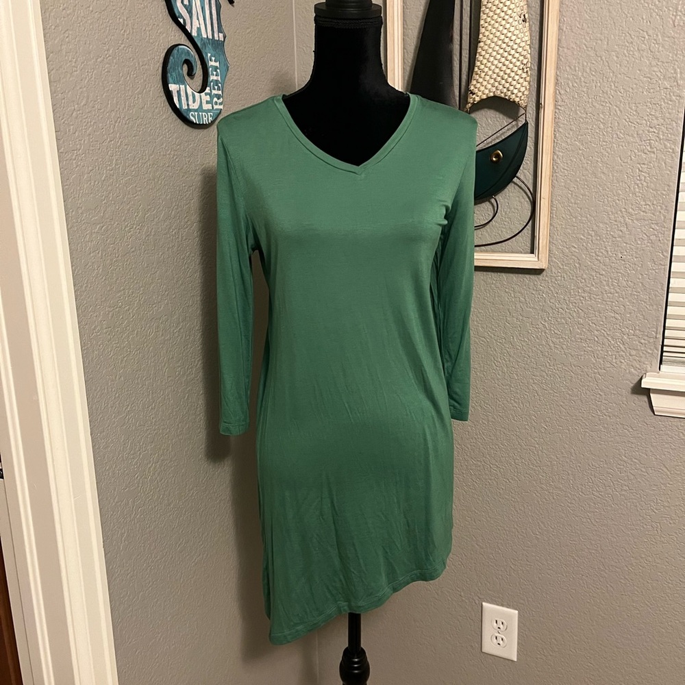 LOGO Lori Goldstein Kelly Green Asymetric Hem top!!  Size S